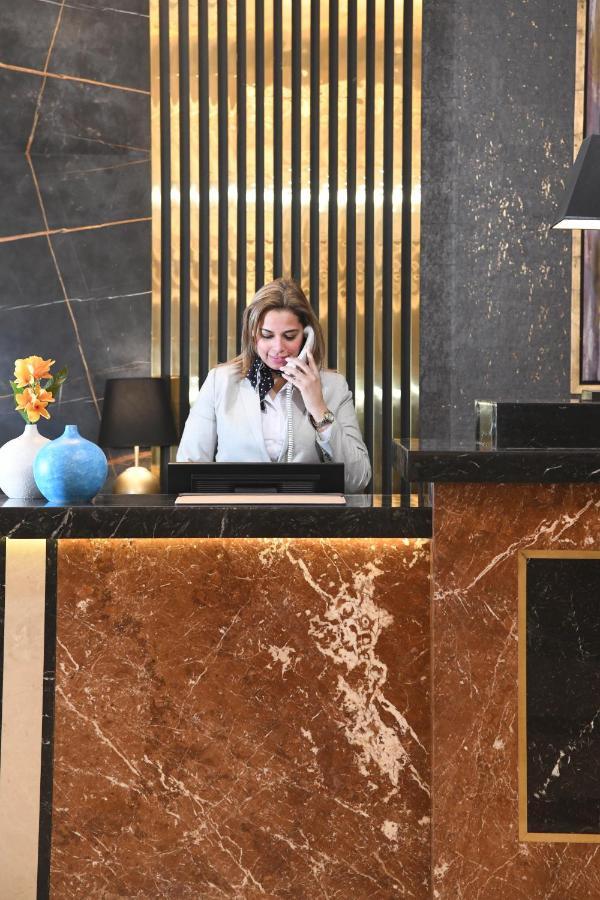 Tolip Gardens Hotel Kairo Eksteriør billede A hotel receptionist